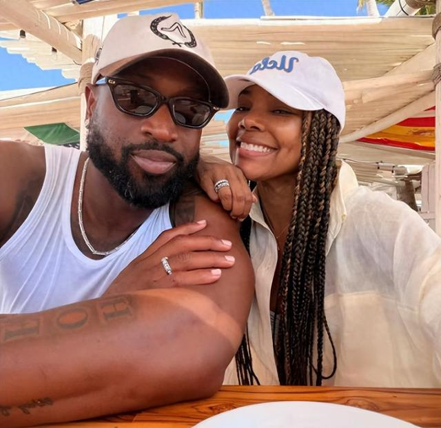 华体在线登录官网-韦德带一家度假，44岁身家过亿，二婚妻子是火辣演员，比他大10岁|德维恩·韦德|科比-布莱恩特|迈克尔·乔丹|詹姆斯·哈登|得分后卫_新浪体育_新浪新闻